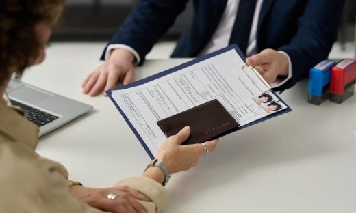 日本で働く外国人の就労ビザ更新の手続き方法｜必要書類から申請時期まで解説