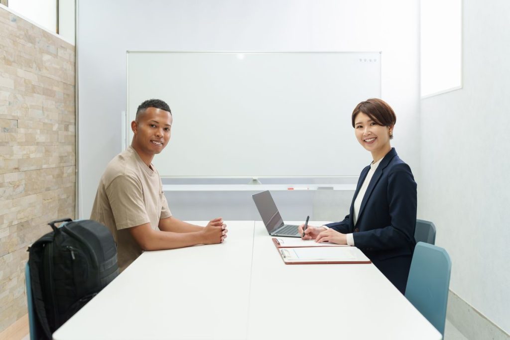 外国人労働者問題とは？労働環境の現状の課題と原因、解決策を解説