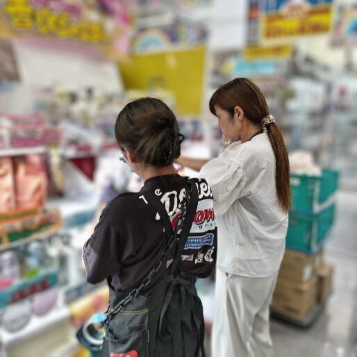 ラウンダースタッフの売り場作成の様子